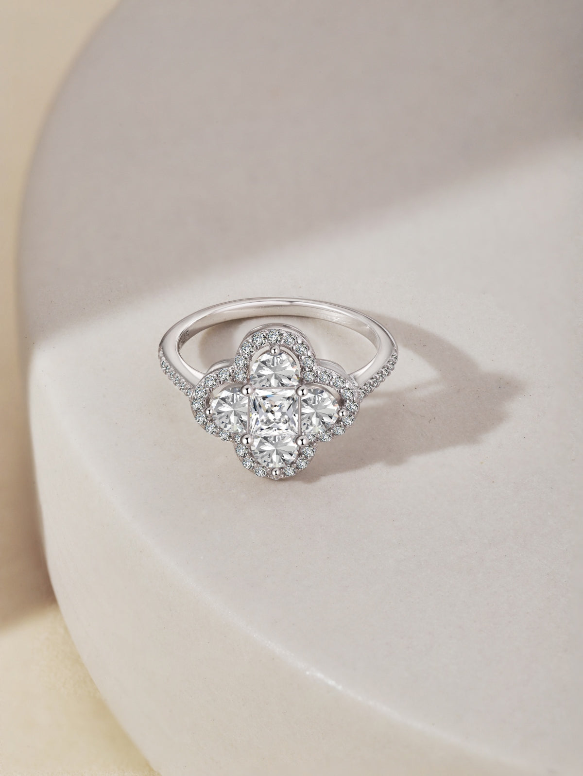 ‘CLOVER’ RING